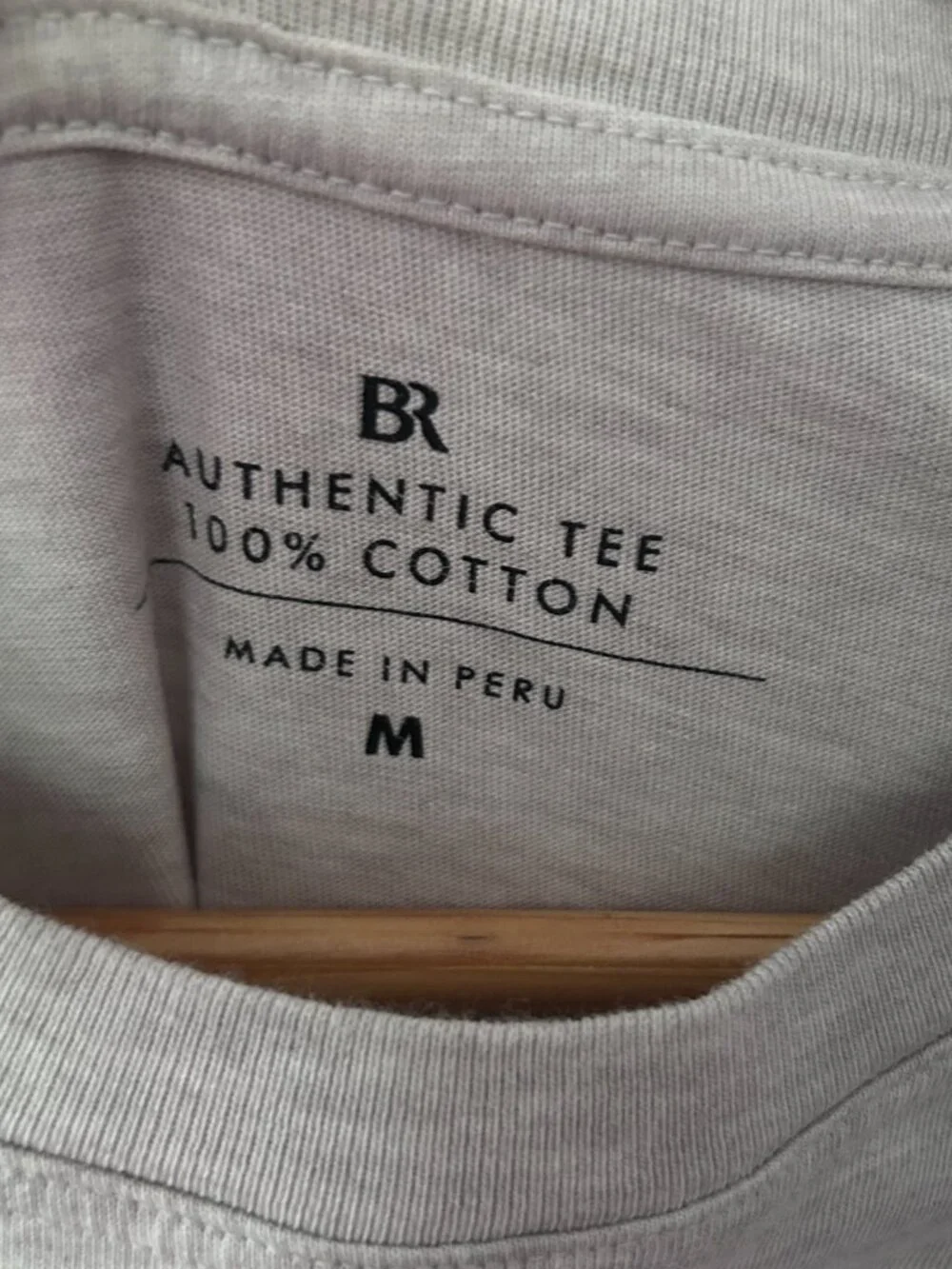 Banana Republic Authentic Tee Medium Beige Gray Short Sleeve Crew Neck Classic